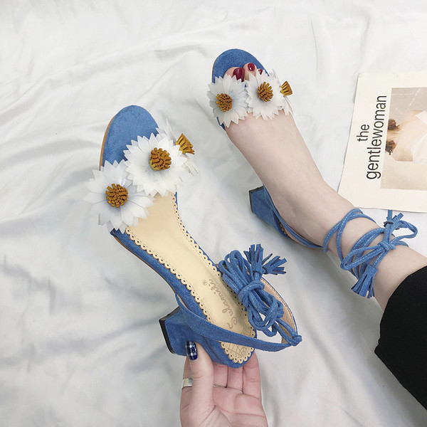 Μοντέρνα γυναικεία σανδάλια με στοιχεία 3D και παχύ τακούνι  σε διάφορα χρώματα