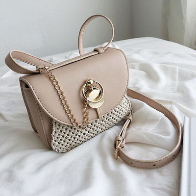 Μοντέρνα γυναικεία τσάντα σε τρία χρώματα οικολογικό δέρμα με 3D μεταλλικά στοιχεία και μεγάλη λαβή