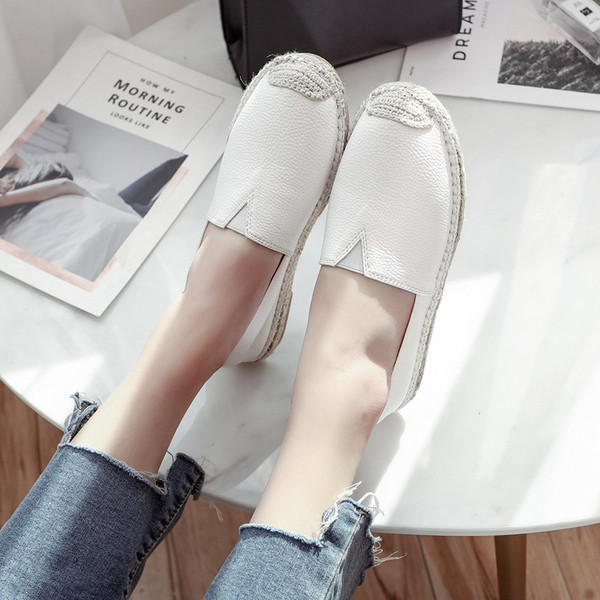 Eko bőrből készült alkalmi női mokaszinok fehér és fekete színben