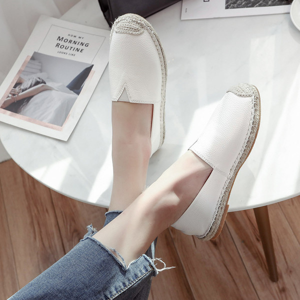 Eko bőrből készült alkalmi női mokaszinok fehér és fekete színben