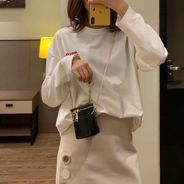 Modern mini női táska öko bőrből négy színben fém lánccal