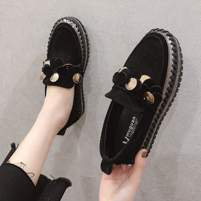 Öko velúrból készült női mokaszin fekete és barna díszítéssel