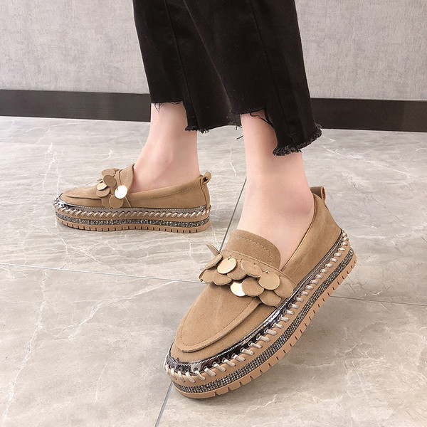 Öko velúrból készült női mokaszin fekete és barna díszítéssel