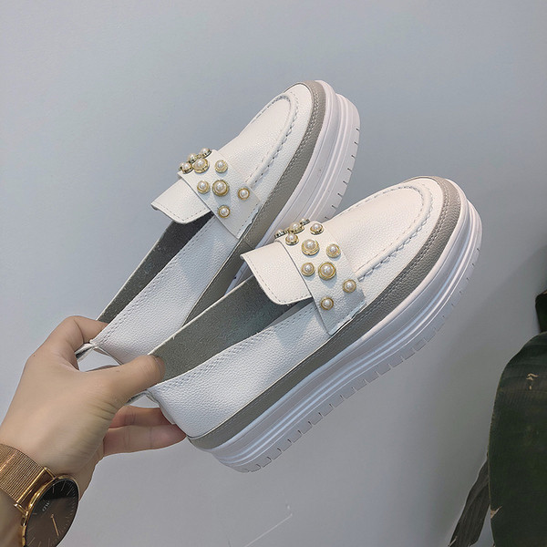 Alkalmi női mokaszinok gyöngyökkel, fehér színben