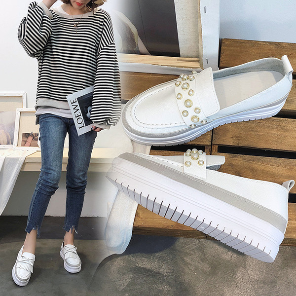 Alkalmi női mokaszinok gyöngyökkel, fehér színben