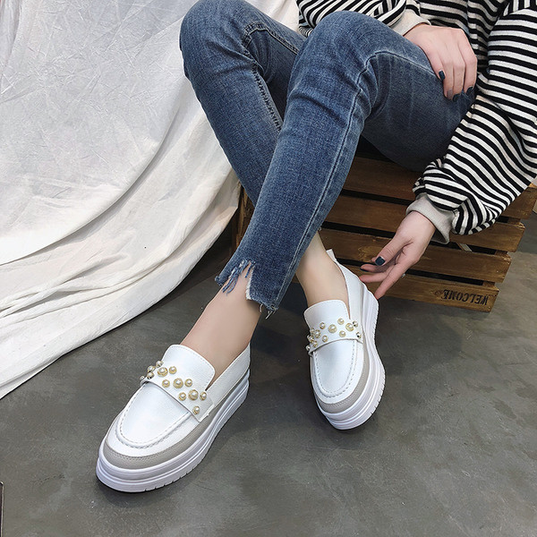 Alkalmi női mokaszinok gyöngyökkel, fehér színben