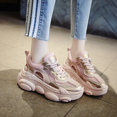 Női tornacipő magas talppal és kivágásokkal, rózsaszín és fehér színben