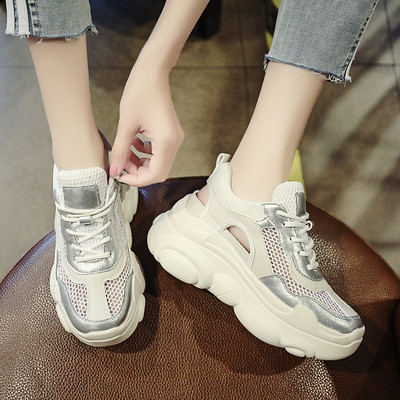 Női tornacipő magas talppal és kivágásokkal, rózsaszín és fehér színben