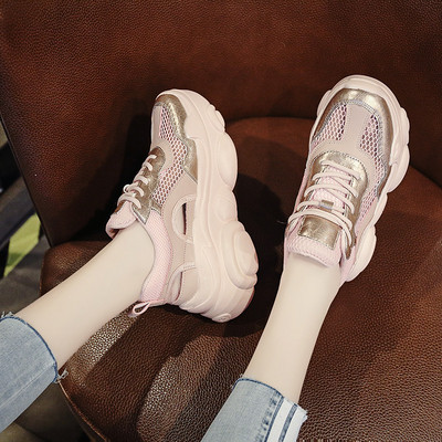 Női tornacipő magas talppal és kivágásokkal, rózsaszín és fehér színben