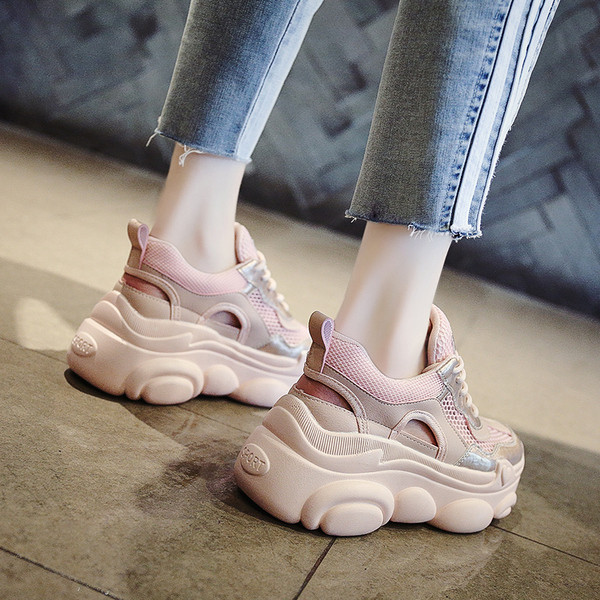 Női tornacipő magas talppal és kivágásokkal, rózsaszín és fehér színben