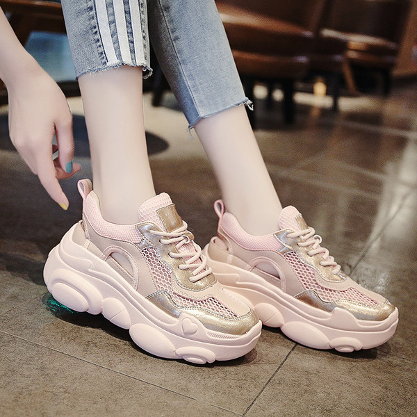 Női tornacipő magas talppal és kivágásokkal, rózsaszín és fehér színben