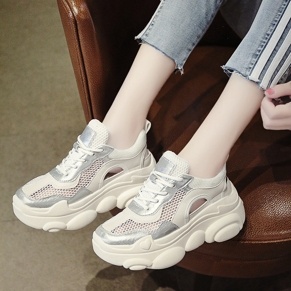 Női tornacipő magas talppal és kivágásokkal, rózsaszín és fehér színben