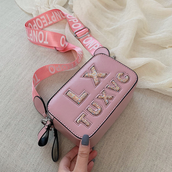 Μοντέρνηα γυναικεία έκο δερμάτινη τσάντα σε πέντε χρώματα με λαμπερά στοιχεία και μεγάλη λαβή