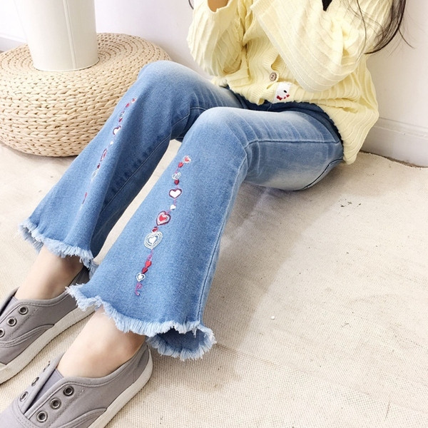 Modern, kék színű gyerekfarmer hímzéssel