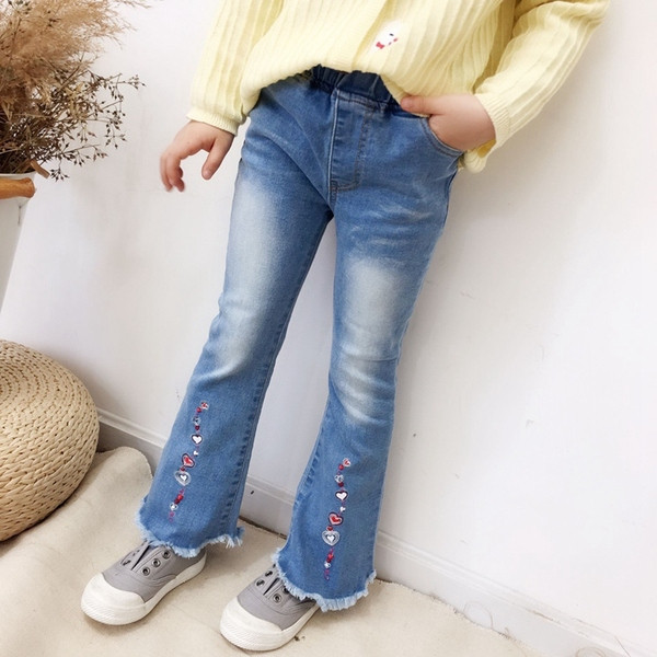 Modern, kék színű gyerekfarmer hímzéssel