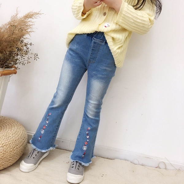 Modern, kék színű gyerekfarmer hímzéssel