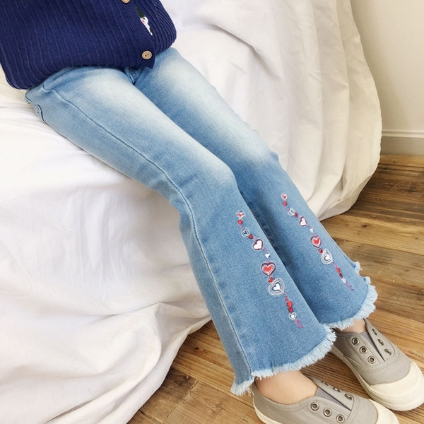 Modern, kék színű gyerekfarmer hímzéssel