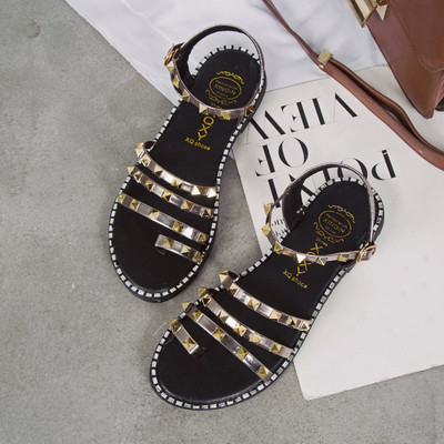 Καθημερινά γυναικεία σανδάλια με μεταλλικά στοιχεία σε διάφορα χρώματα