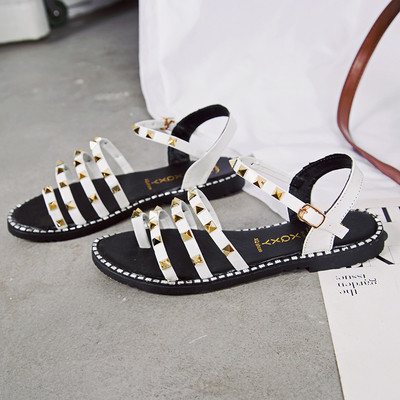 Καθημερινά γυναικεία σανδάλια με μεταλλικά στοιχεία σε διάφορα χρώματα