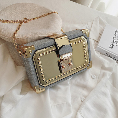 Κομψή γυναικεία τσάντα σε πέντε χρώματα με μεταλλικά στοιχεία και ορθογώνιο σχήμα