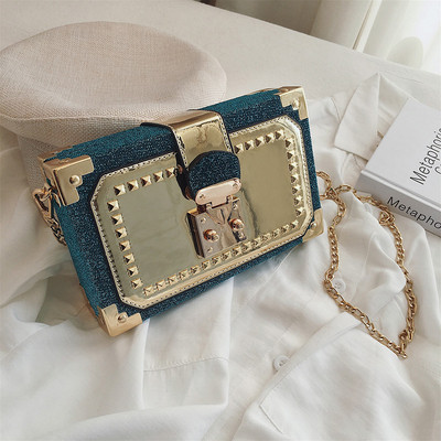 Κομψή γυναικεία τσάντα σε πέντε χρώματα με μεταλλικά στοιχεία και ορθογώνιο σχήμα