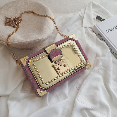 Κομψή γυναικεία τσάντα σε πέντε χρώματα με μεταλλικά στοιχεία και ορθογώνιο σχήμα