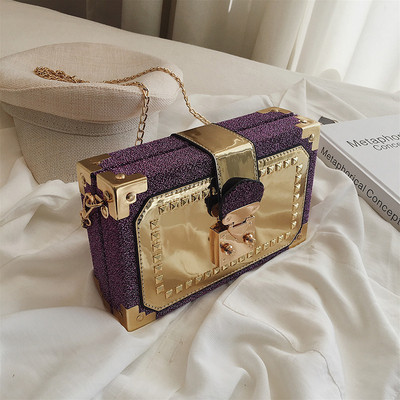 Κομψή γυναικεία τσάντα σε πέντε χρώματα με μεταλλικά στοιχεία και ορθογώνιο σχήμα