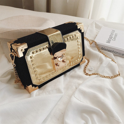 Κομψή γυναικεία τσάντα σε πέντε χρώματα με μεταλλικά στοιχεία και ορθογώνιο σχήμα