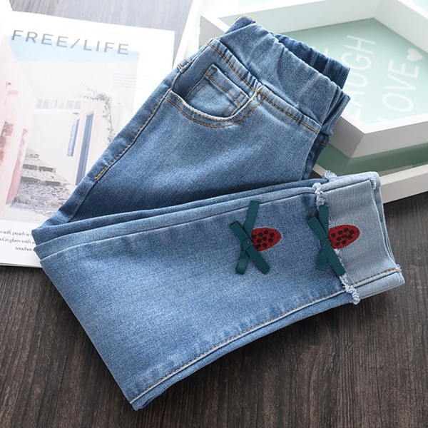 Új modell gyerekfarmer lányoknak hímzéssel