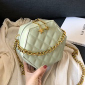 Eko bőrből készült stílusos női táska négy színben, rövid és hosszú fémlánccal