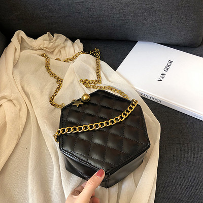 Eko bőrből készült stílusos női táska négy színben, rövid és hosszú fémlánccal