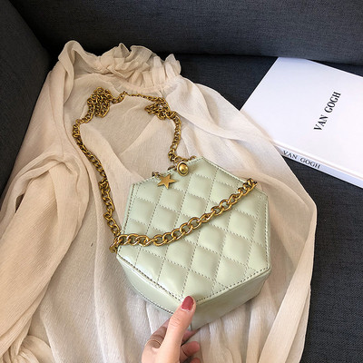 Eko bőrből készült stílusos női táska négy színben, rövid és hosszú fémlánccal