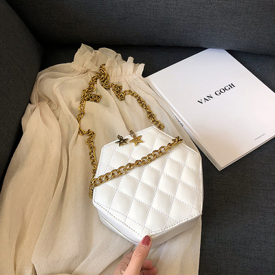 Eko bőrből készült stílusos női táska négy színben, rövid és hosszú fémlánccal