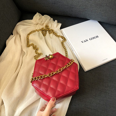 Eko bőrből készült stílusos női táska négy színben, rövid és hosszú fémlánccal