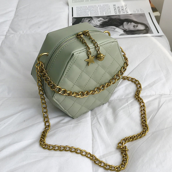 Eko bőrből készült stílusos női táska négy színben, rövid és hosszú fémlánccal