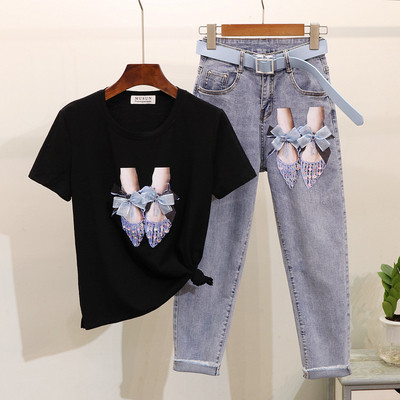 Μοντέρνο γυναικείο σύνολο - μπλούζας και τζιν με έγχρωμη εφαρμογή