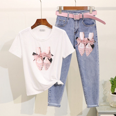 Μοντέρνο γυναικείο σύνολο - μπλούζας και τζιν με έγχρωμη εφαρμογή