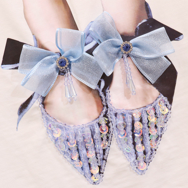 Μοντέρνο γυναικείο σύνολο - μπλούζας και τζιν με έγχρωμη εφαρμογή