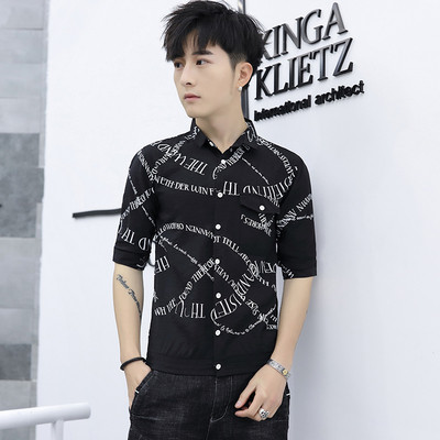 Stílusos férfi ing fehér és fekete színben, feliratokkal