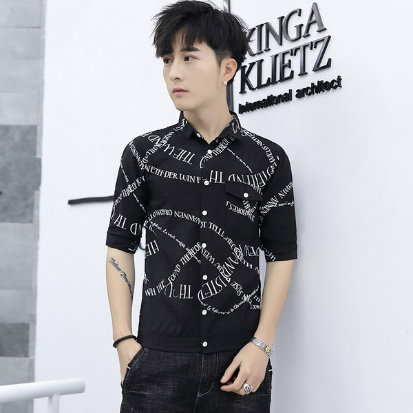 Stílusos férfi ing fehér és fekete színben, feliratokkal