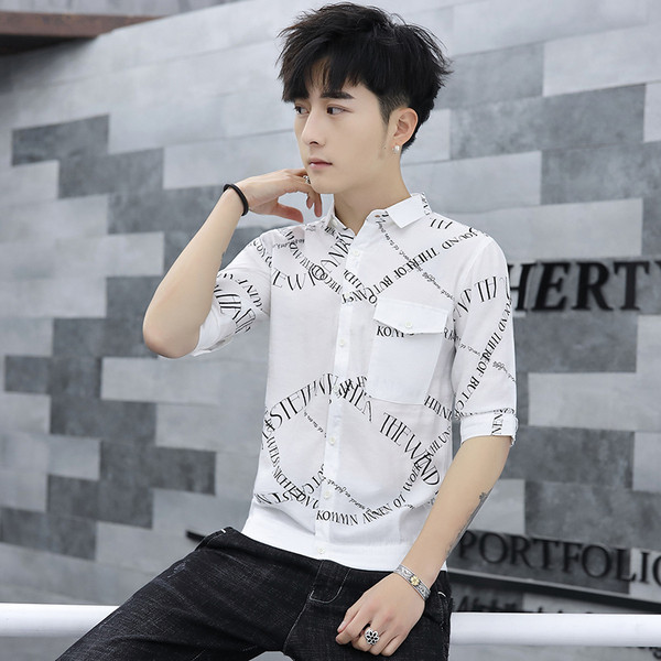 Stílusos férfi ing fehér és fekete színben, feliratokkal