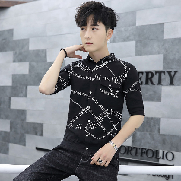 Stílusos férfi ing fehér és fekete színben, feliratokkal