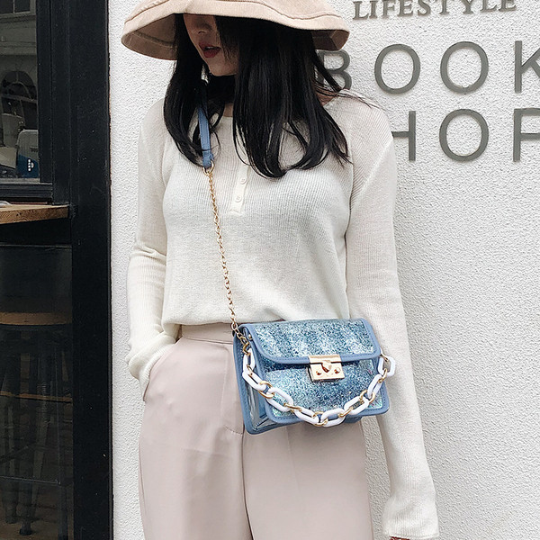 Modern női táska fényes elemekkel három színben, rövid és hosszú lánccal