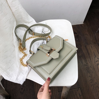 Κομψή γυναικεία τσάντα σε τέσσερα χρώματα από οικολογικό δέρμα με μεγάλη μεταλλική αλυσίδα