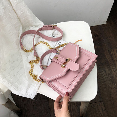 Κομψή γυναικεία τσάντα σε τέσσερα χρώματα από οικολογικό δέρμα με μεγάλη μεταλλική αλυσίδα