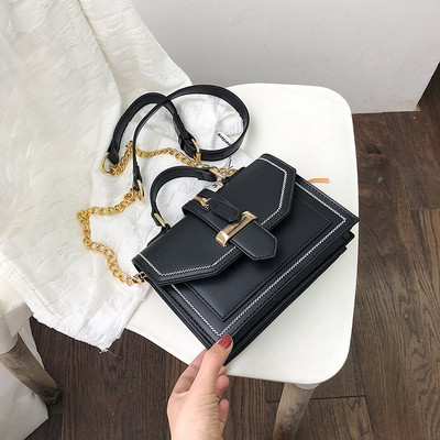 Κομψή γυναικεία τσάντα σε τέσσερα χρώματα από οικολογικό δέρμα με μεγάλη μεταλλική αλυσίδα