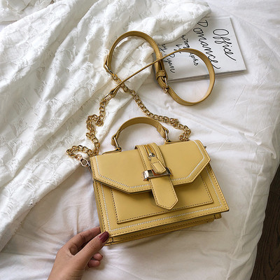 Κομψή γυναικεία τσάντα σε τέσσερα χρώματα από οικολογικό δέρμα με μεγάλη μεταλλική αλυσίδα