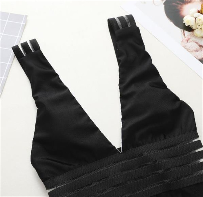 Modern teljes fürdőruha V-nyakkal és átlátszó elemekkel fekete színben