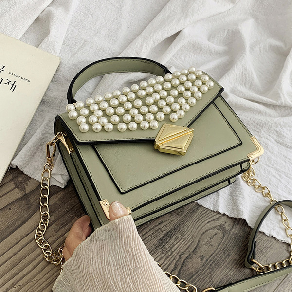 Modern női műbőr négy színben, dekorgyöngyökkel és fém rögzítéssel