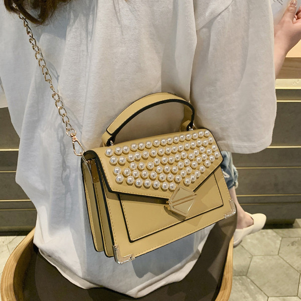 Modern női műbőr négy színben, dekorgyöngyökkel és fém rögzítéssel